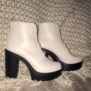 I’m selling these white vintage lace boots